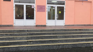 Противоскользящая защита ступеней школы