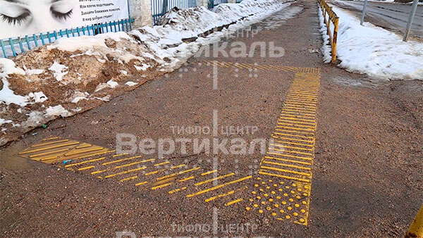 Тактильная плитка на улице спустя 3 года