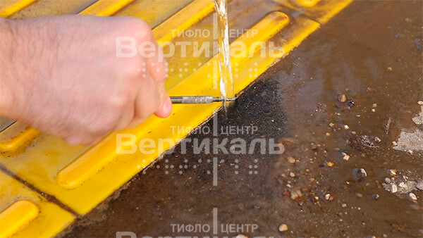 Тактильная плитка на улице три года