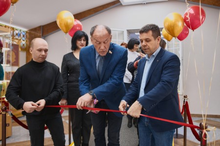 Красная лента на открытии «Народного музея