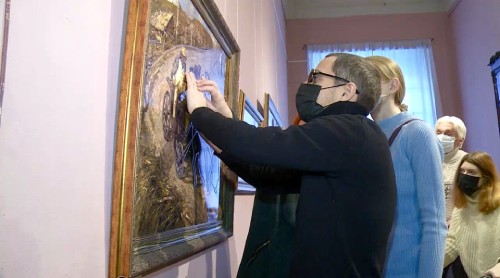 Тотально незрячий изучает тактильную картину в Пензе