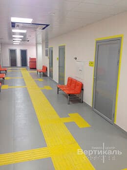 Тактильная плитка и таблички для слепых в здании МСЭ
