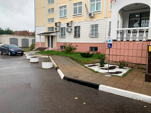 Кнопка вызова персонала при входе в поликлинику