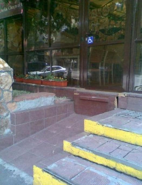 Несоответствие норм: неправильная маркировка ступеней на лестнице