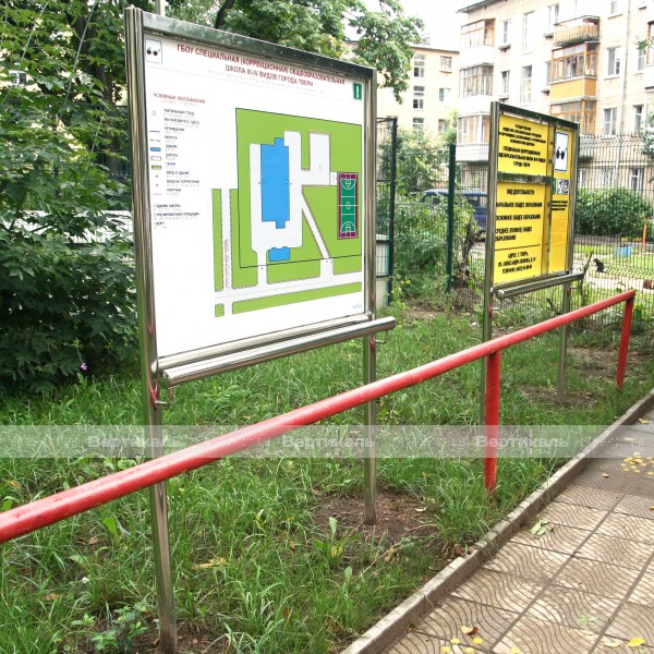 Вертикальная стойка из нержавеющей стали с опорным поручнем для тактильной мнемосхемы 905х1150 из ПВХ – фото № 3