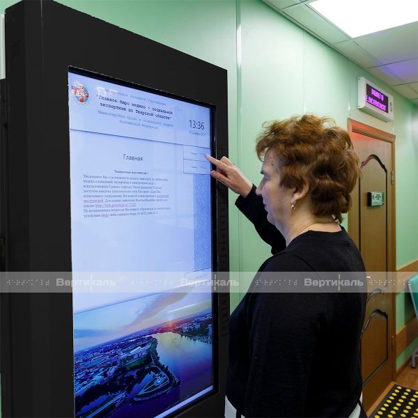 Терминал информационный «INFO-VERT-1(43)V», сенсорный, со стандартным ПО, с индукционной системой, с ИБП, М1 – фото № 2