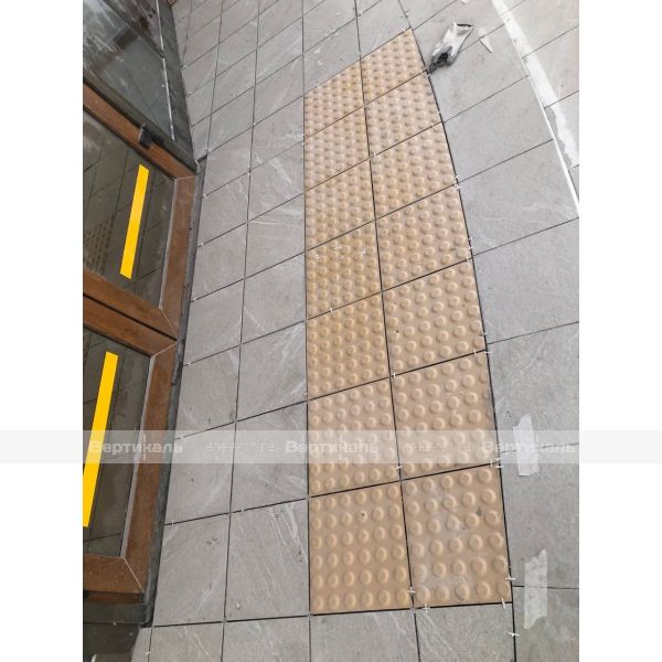 Плитка тактильная (преодолимое препятствие, конусы линейные) 300х300х15, керамогранит, жёлтый – фото № 5
