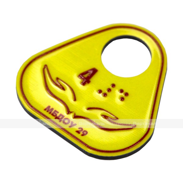 Гардеробные номерки треугольной формы тактильные односторонние на основе алюминиевой композитной плиты 3 мм с защитным покрытием 60 х 60 мм – фото № 2