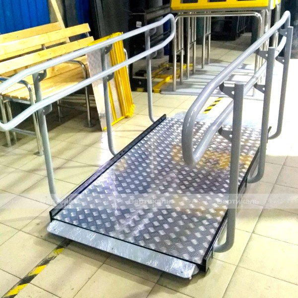 Площадка поворотная с противоскользящим настилом из рифлёного алюминия — Пандус конструктор – фото № 4